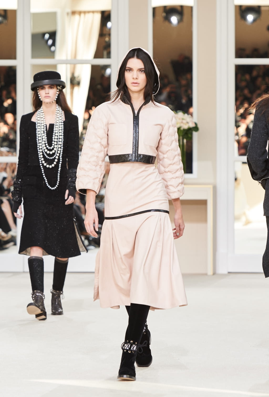 Fashion Week Paris Fall/Winter 2016 look 53 de la collection Chanel womenswear