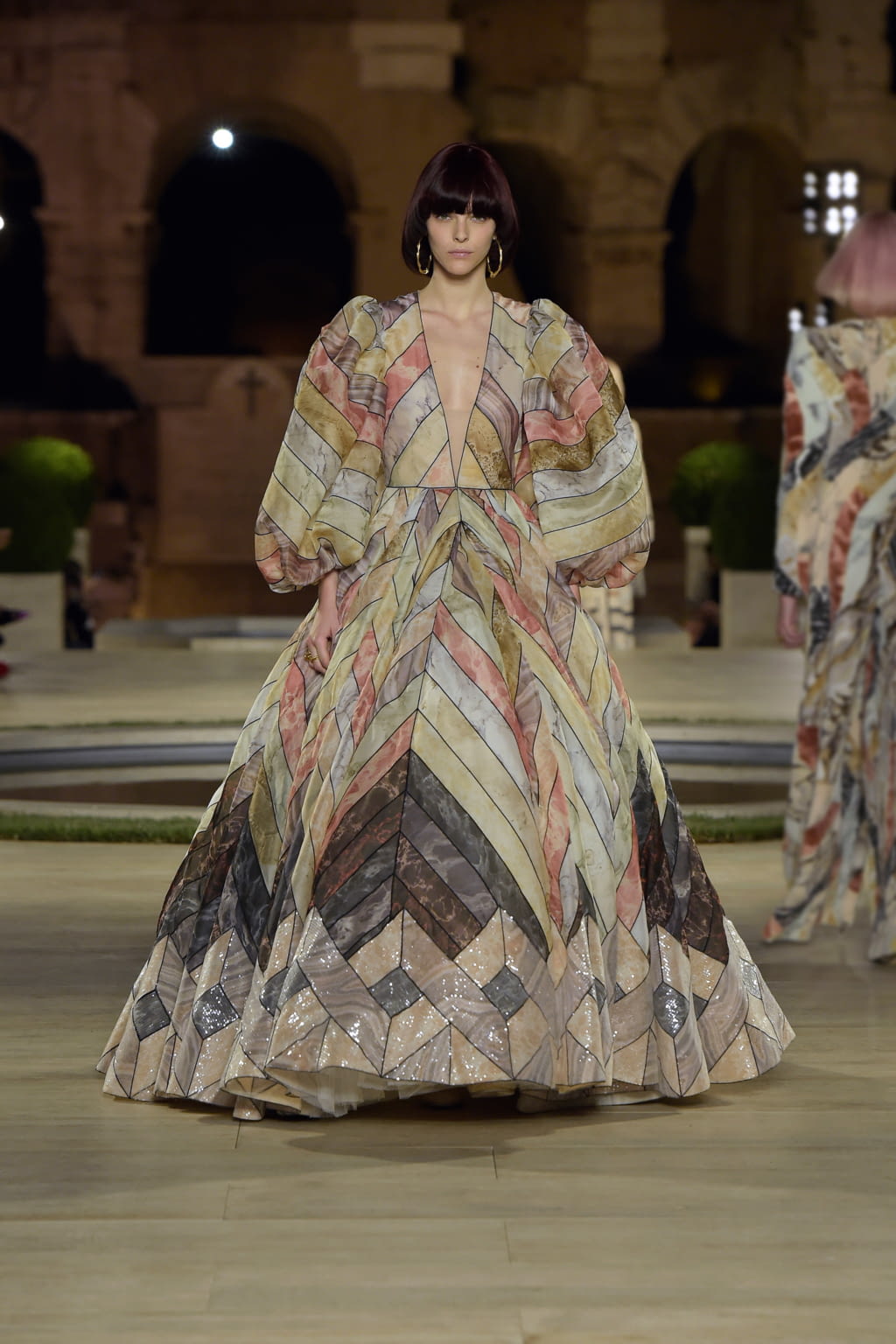 Fashion Week Milan Fall/Winter 2019 look 53 from the Fendi collection couture