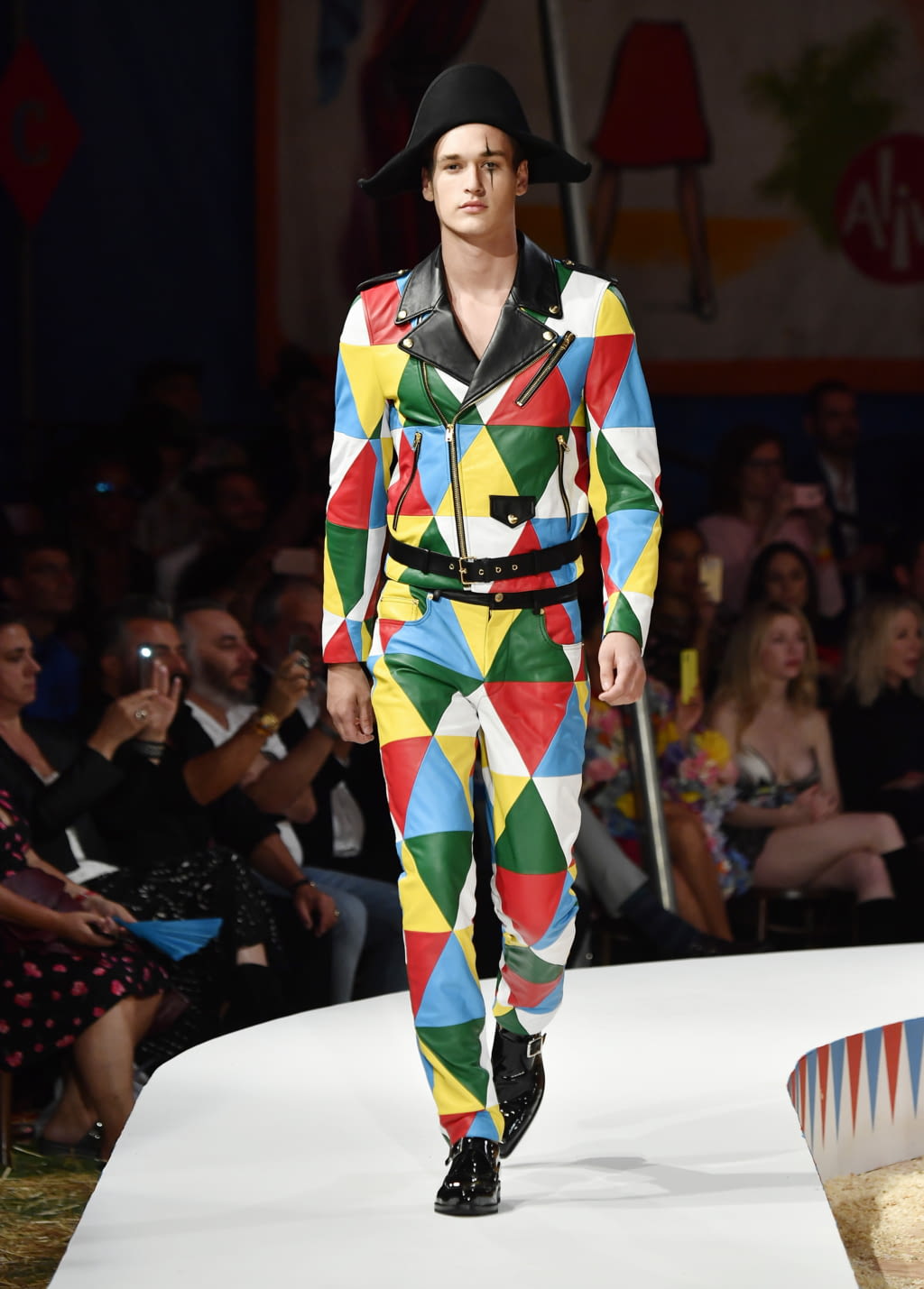 Fashion Week Milan Spring/Summer 2019 look 55 from the Moschino collection 男装