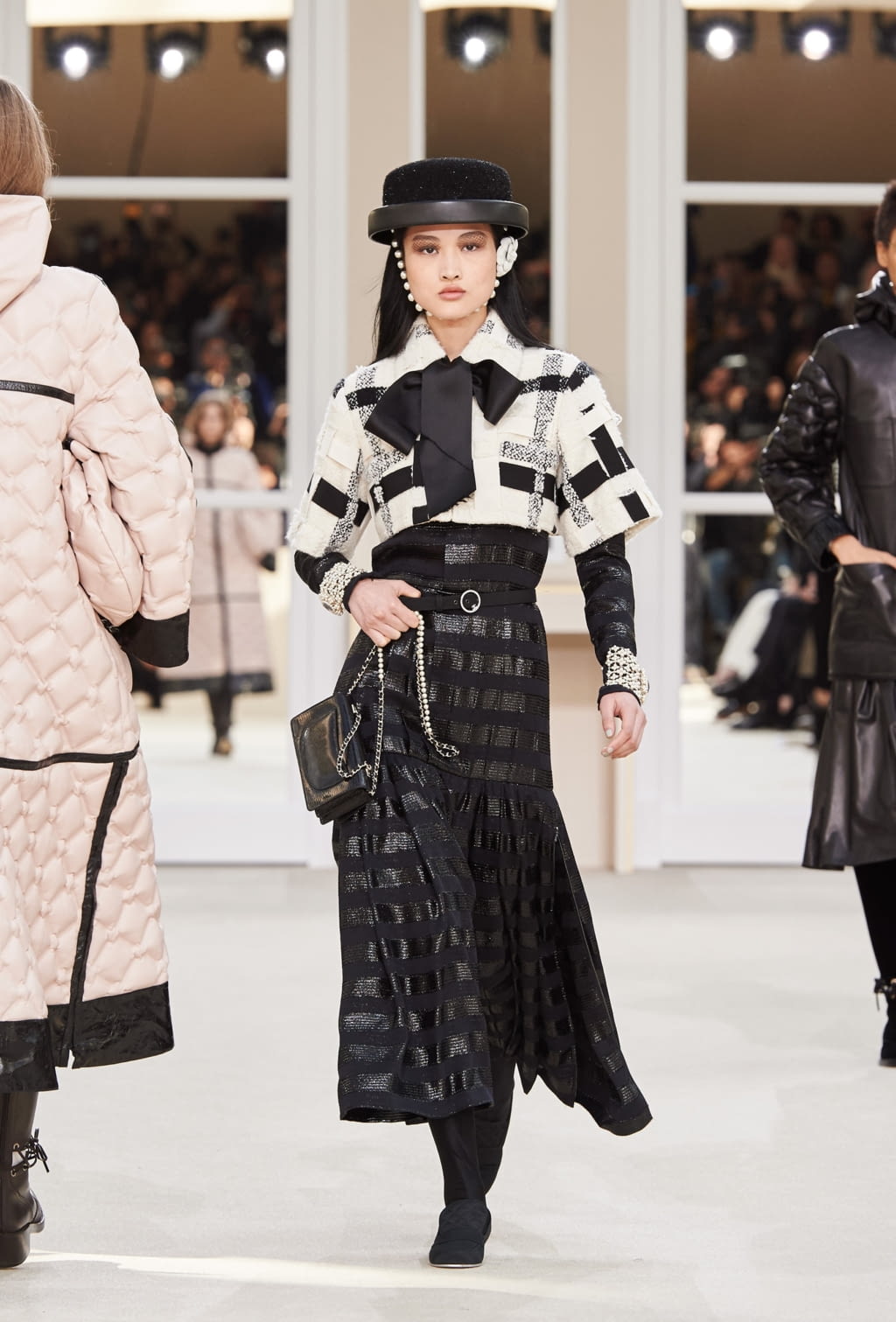 Fashion Week Paris Fall/Winter 2016 look 56 from the Chanel collection womenswear