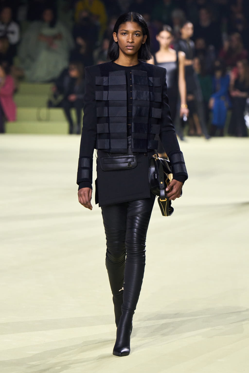 Fashion Week Paris Fall/Winter 2022 look 56 from the Balmain collection 女装