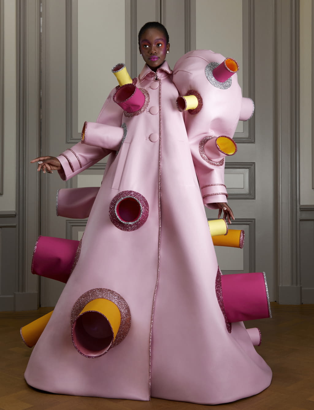 Fashion Week Paris Fall/Winter 2020 look 6 from the Viktor & Rolf collection couture