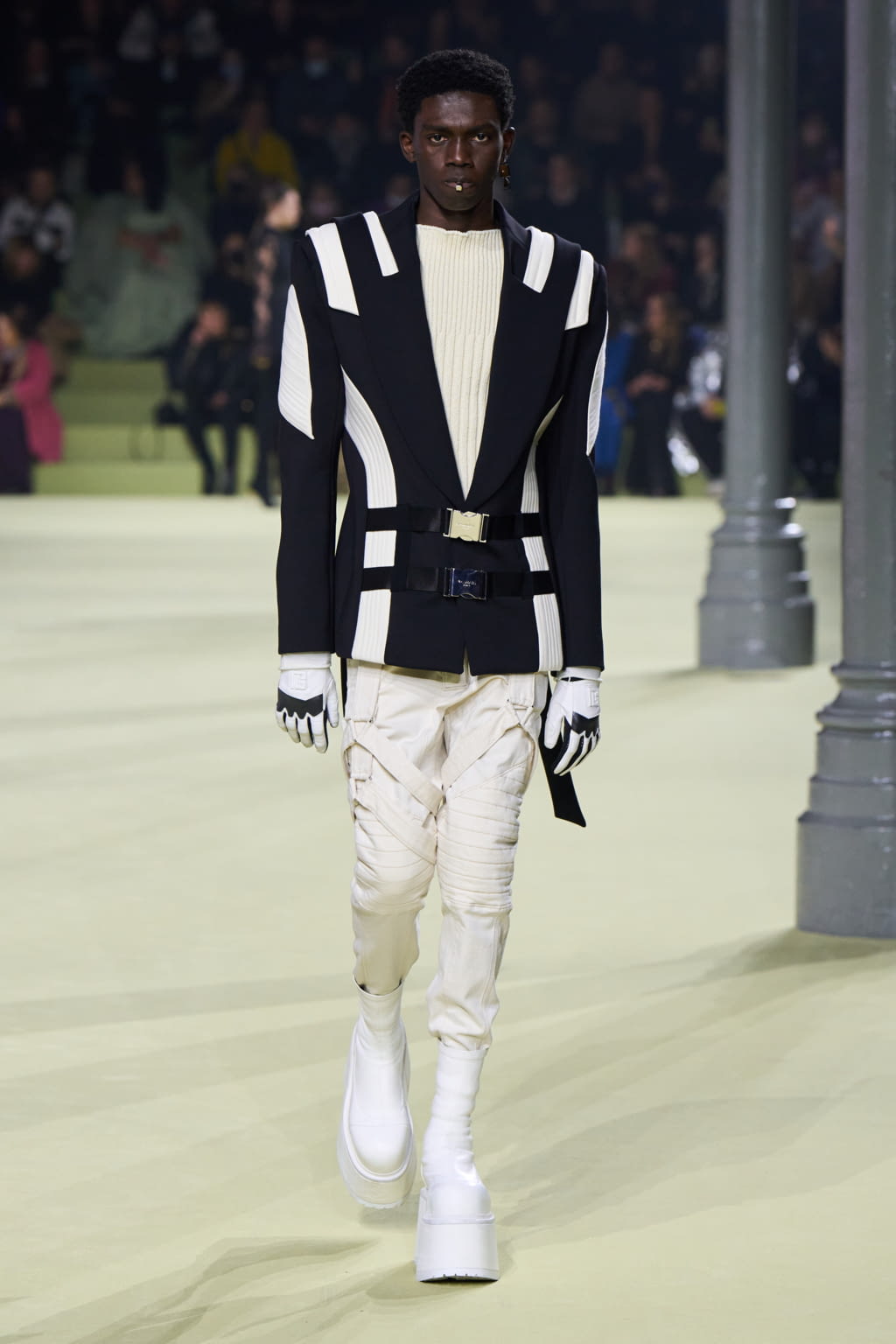 Fashion Week Paris Fall/Winter 2022 look 61 from the Balmain collection 女装