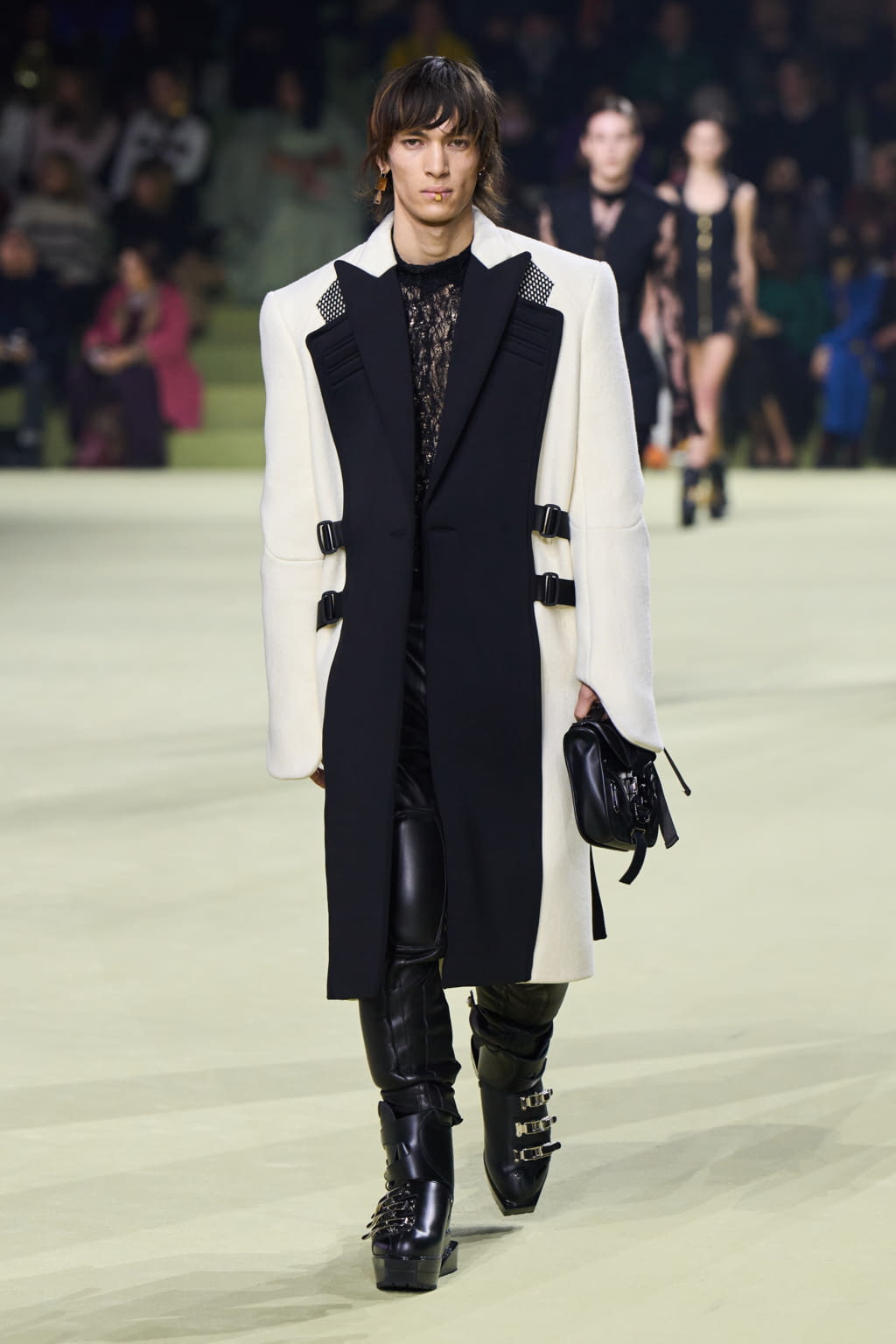 Fashion Week Paris Fall/Winter 2022 look 62 from the Balmain collection womenswear