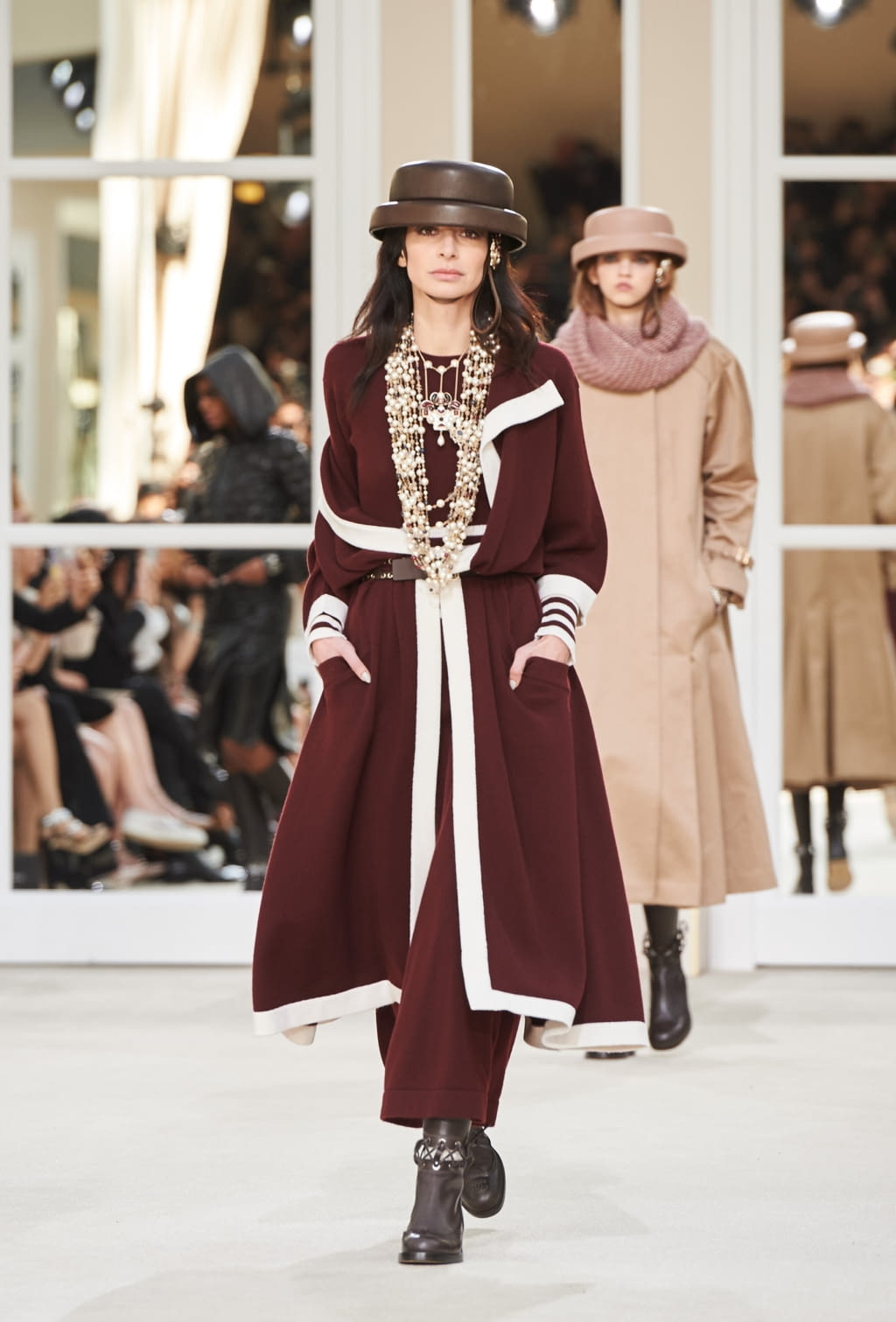 Fashion Week Paris Fall/Winter 2016 look 63 de la collection Chanel womenswear