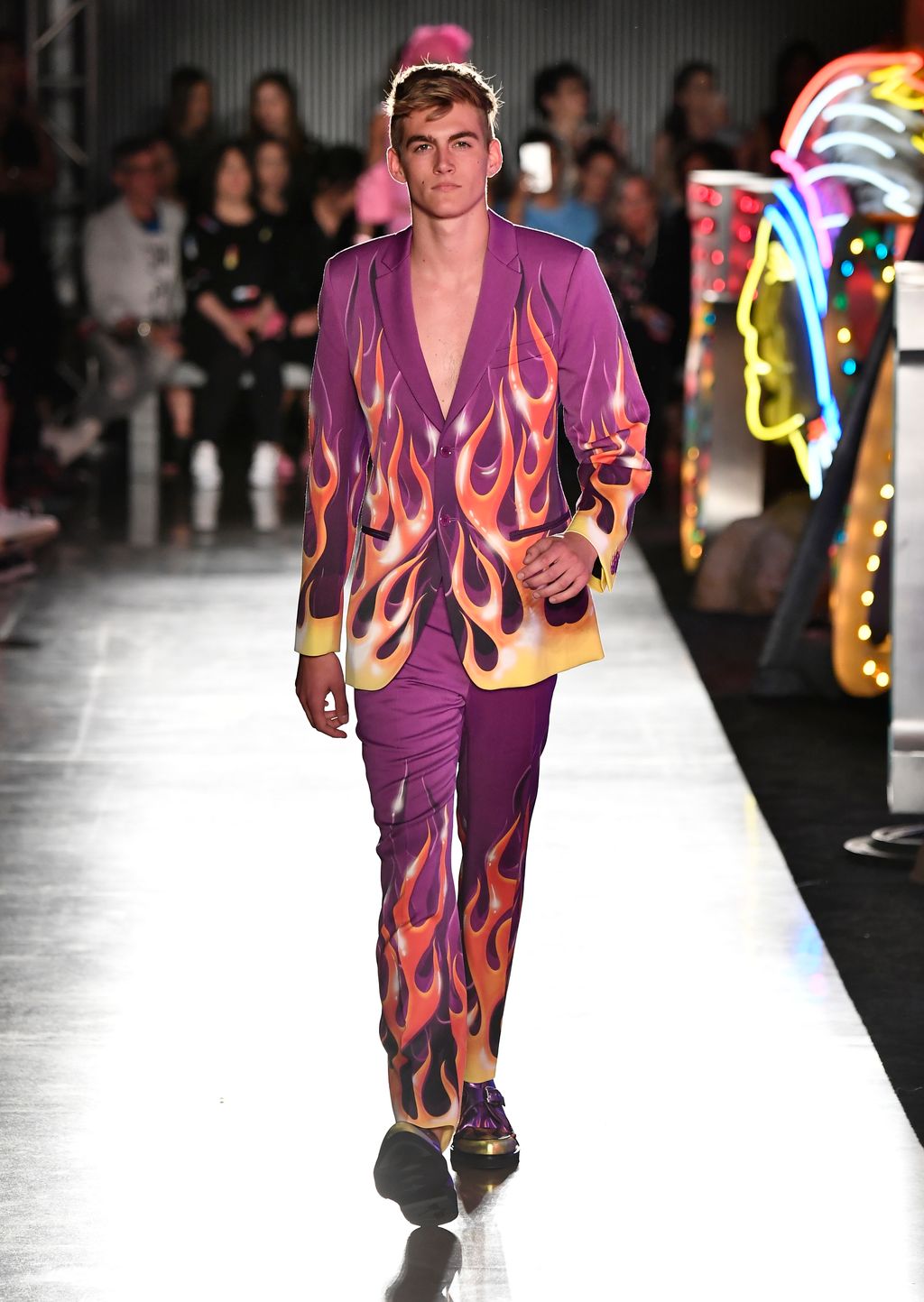 Fashion Week Milan Spring/Summer 2018 look 66 de la collection Moschino menswear