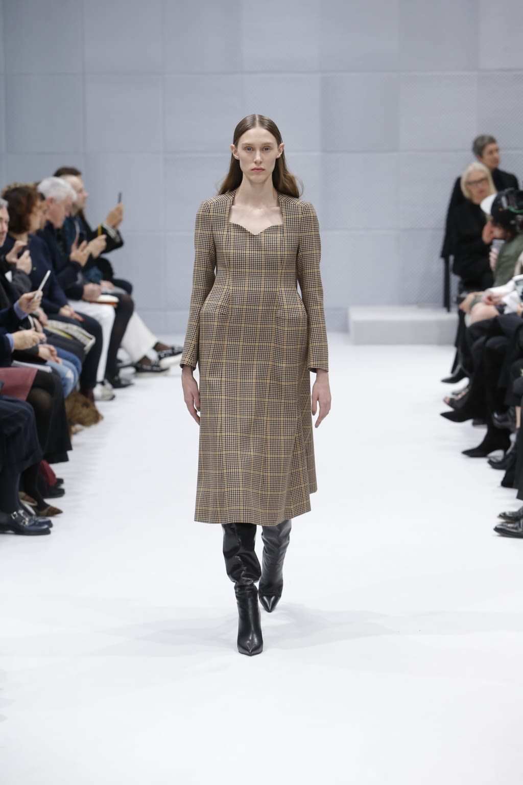 Fashion Week Paris Fall/Winter 2016 look 7 from the Balenciaga collection womenswear