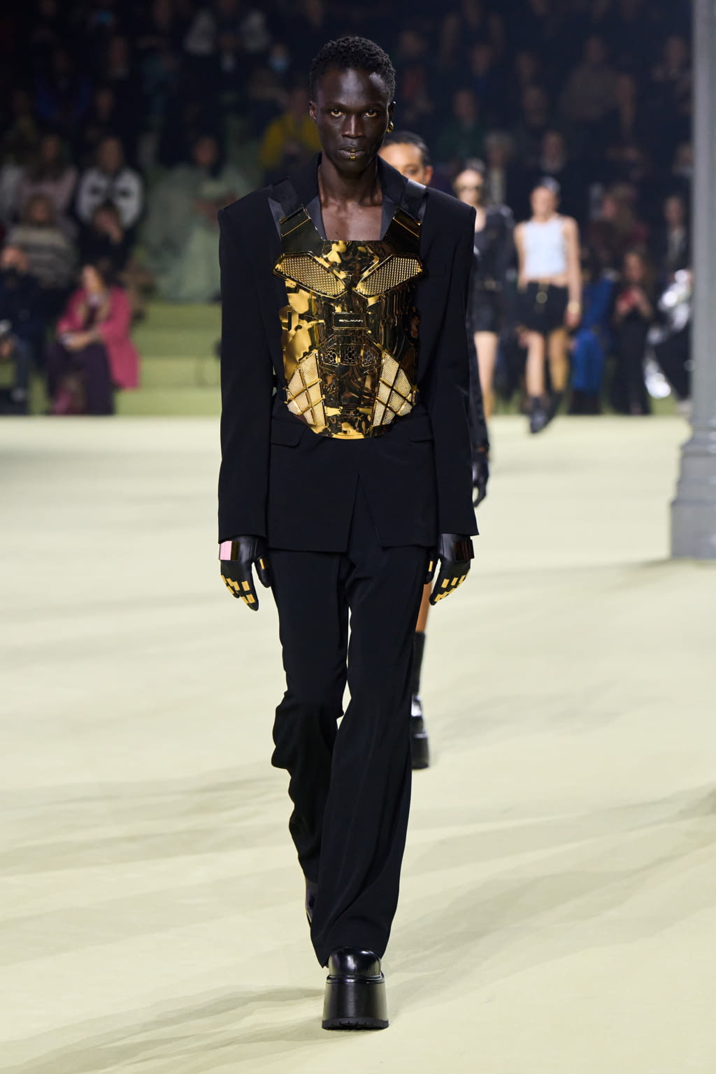 Fashion Week Paris Fall/Winter 2022 look 71 from the Balmain collection 女装