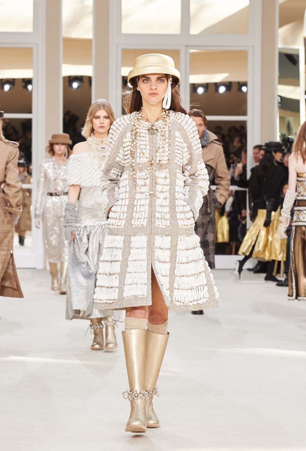Fashion Week Paris Fall/Winter 2016 look 72 from the Chanel collection womenswear