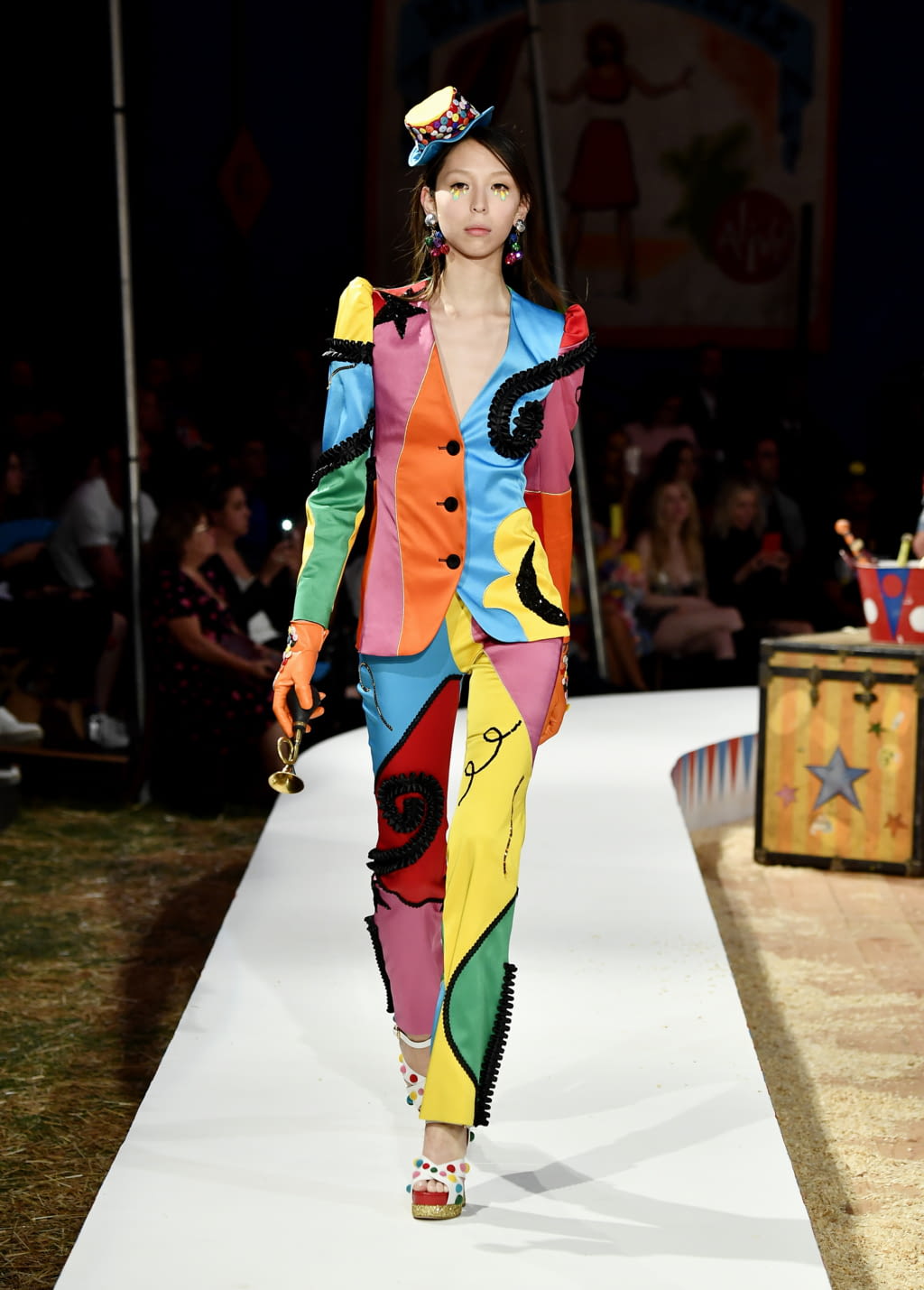 Fashion Week Milan Resort 2019 look 72 from the Moschino collection womenswear