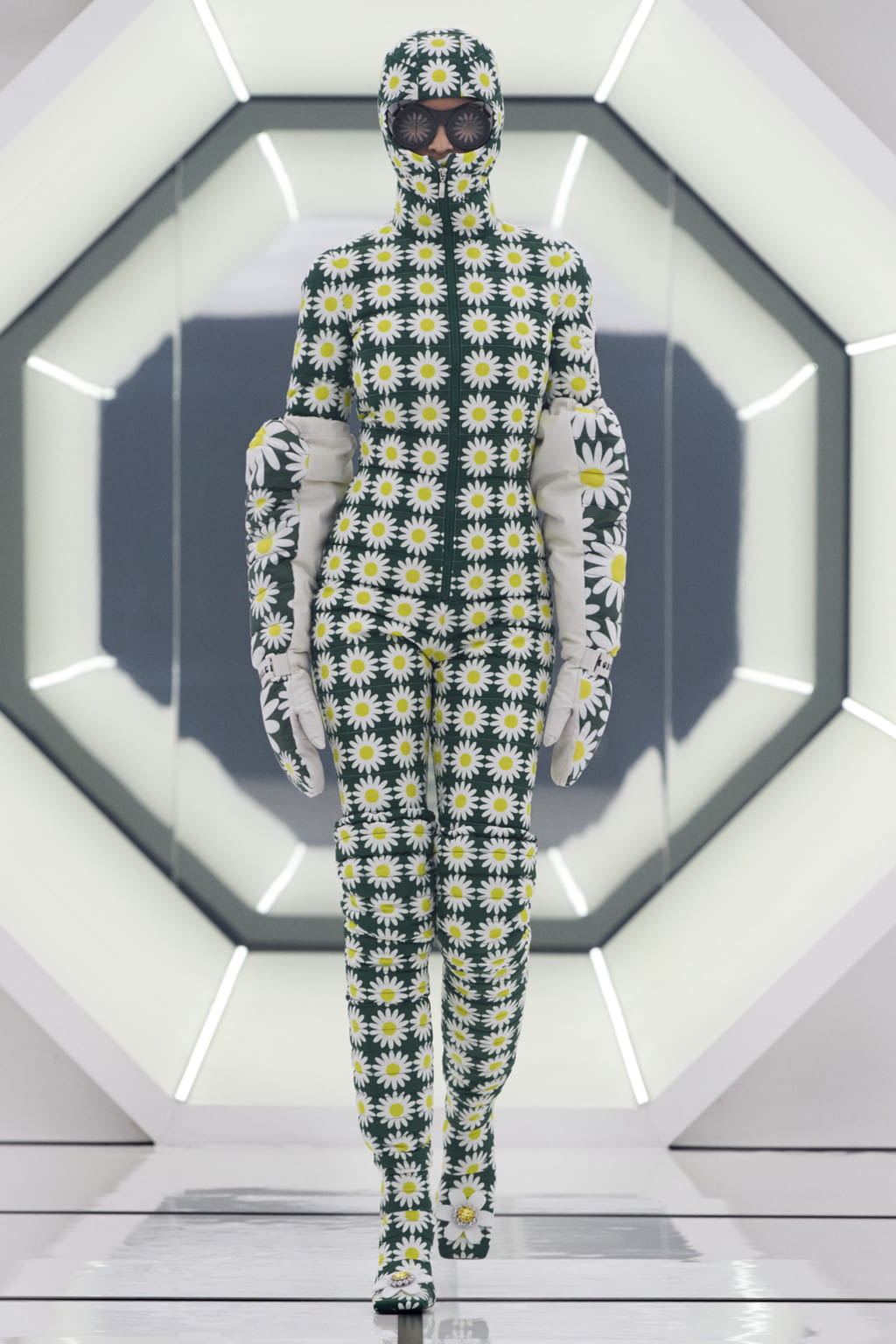 Fashion Week Milan Fall/Winter 2020 look 18 de la collection 8 Moncler Richard Quinn womenswear