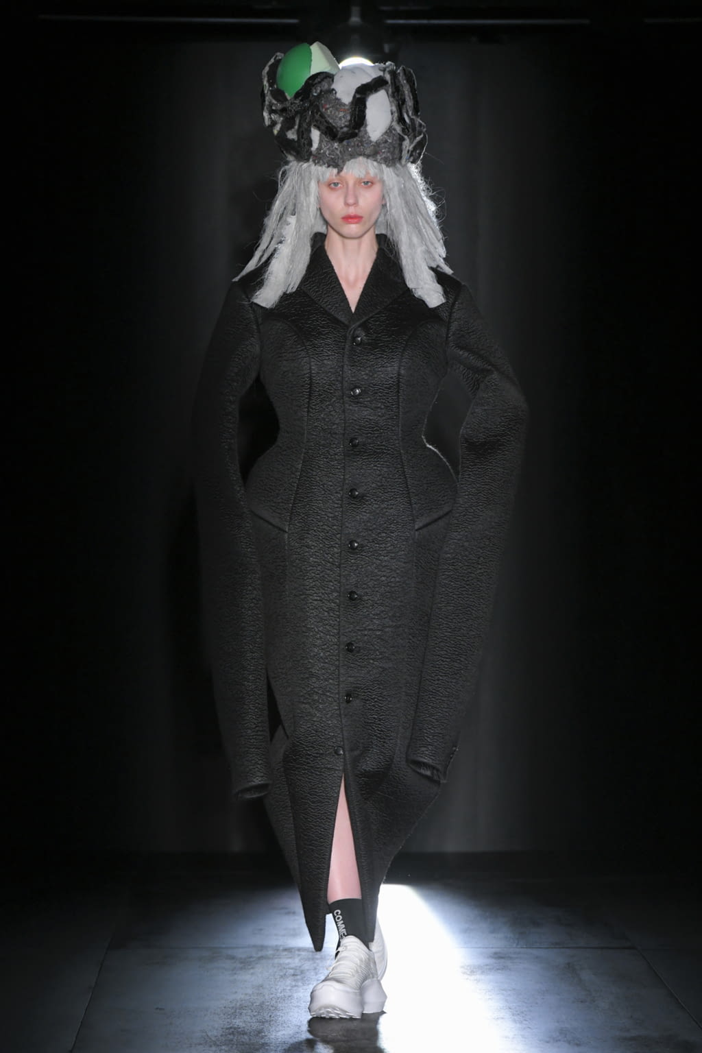 Fashion Week Paris Fall/Winter 2022 look 15 from the Comme des Garçons collection womenswear