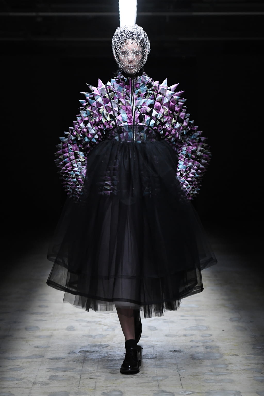 Fashion Week Paris Fall/Winter 2022 look 1 de la collection Noir Kei Ninomiya womenswear