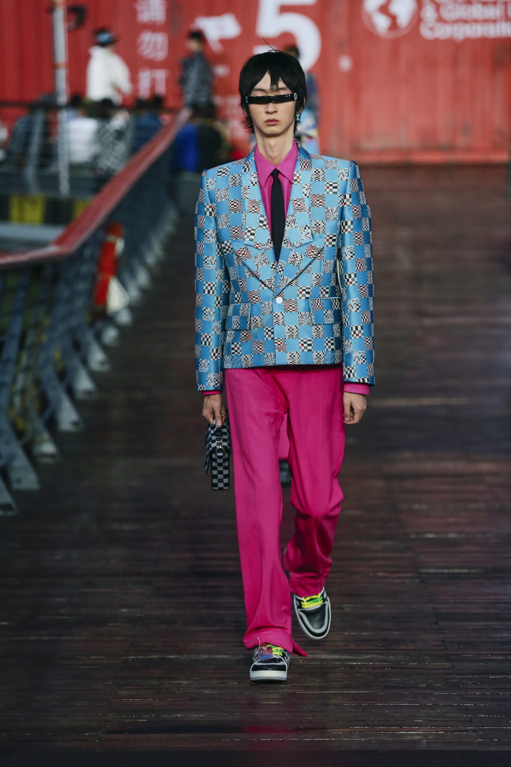 Fashion Week Paris Spring/Summer 2021 look 44 from the Louis Vuitton collection 男装