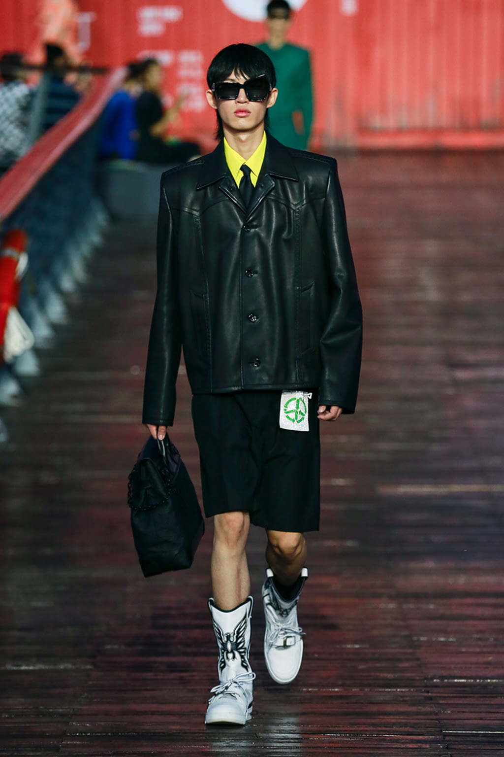 Fashion Week Paris Spring/Summer 2021 look 54 from the Louis Vuitton collection 男装