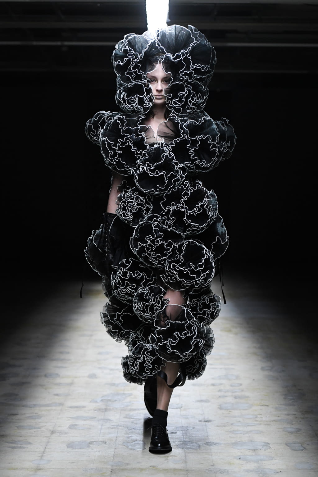 Fashion Week Paris Fall/Winter 2022 look 24 de la collection Noir Kei Ninomiya womenswear