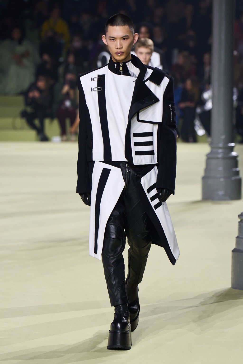Fashion Week Paris Fall/Winter 2022 look 83 from the Balmain collection womenswear