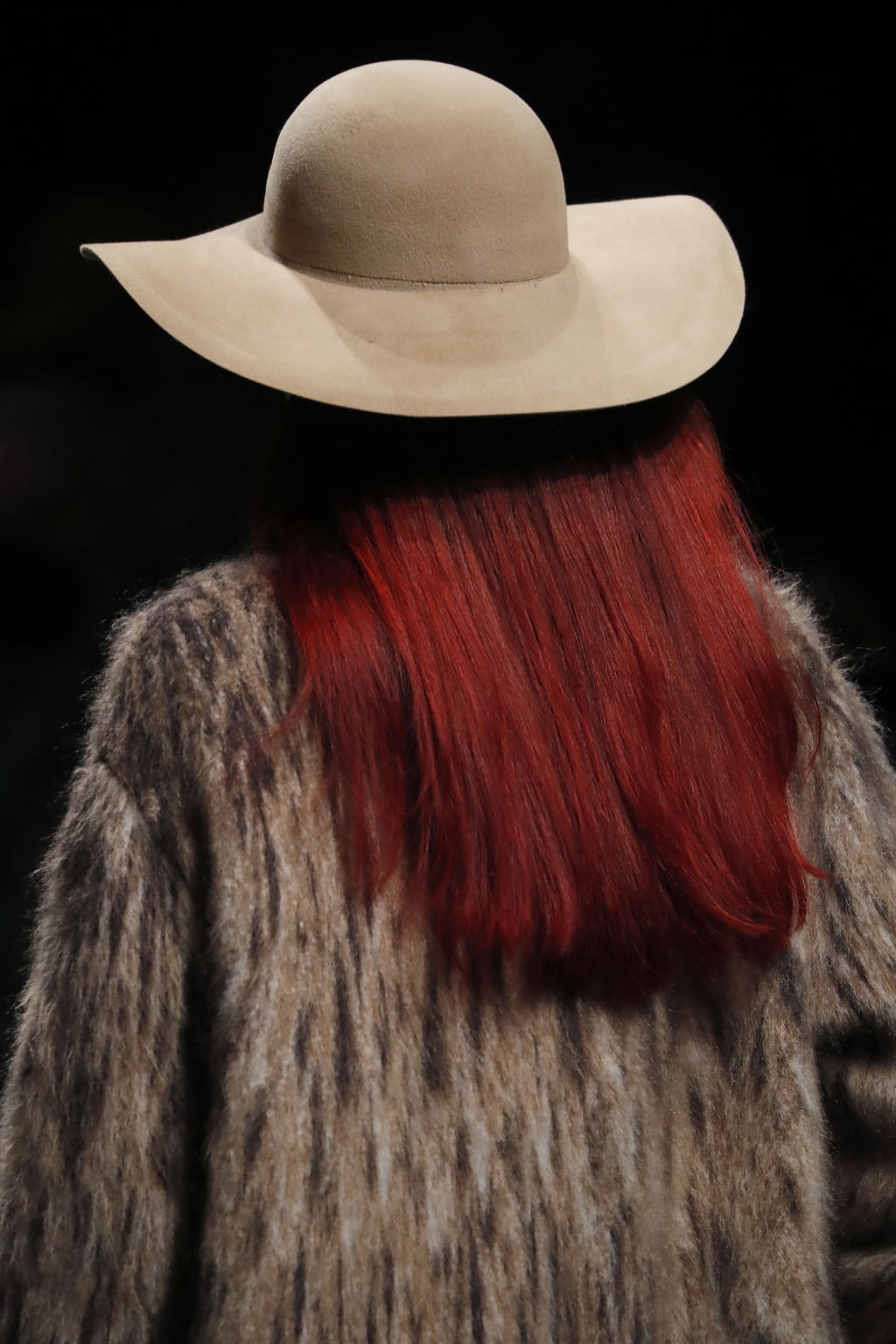 Fashion Week Milan Fall/Winter 2022 look 14 from the Alberta Ferretti collection womenswear accessories