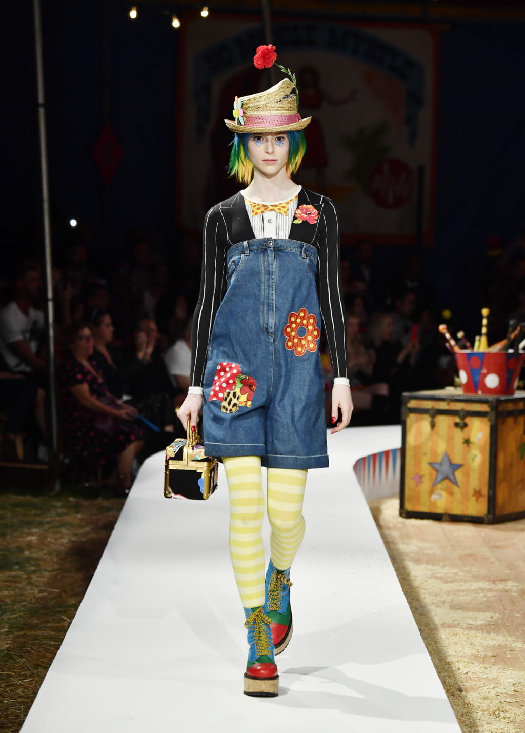 Fashion Week Milan Resort 2019 look 9 de la collection Moschino womenswear