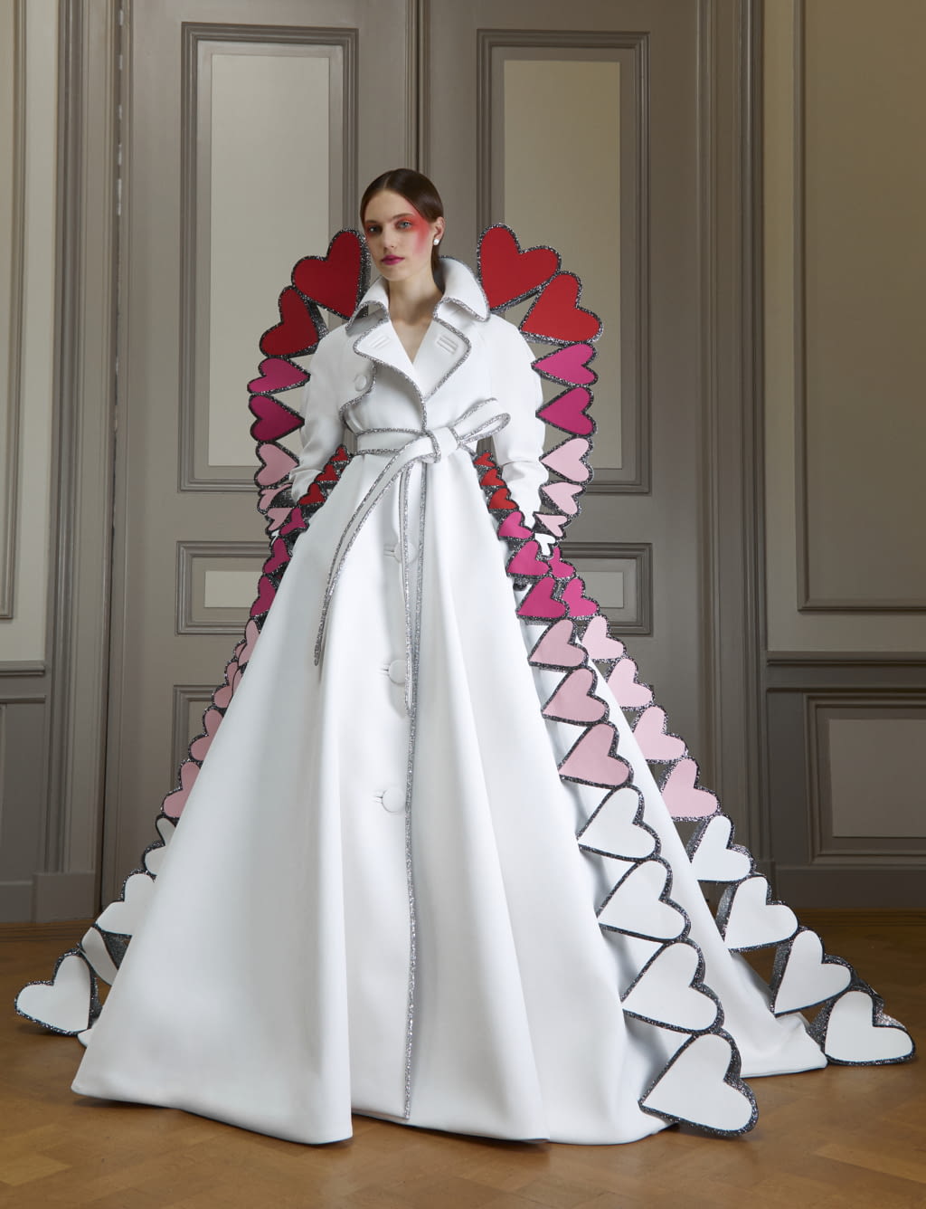Fashion Week Paris Fall/Winter 2020 look 9 from the Viktor & Rolf collection couture