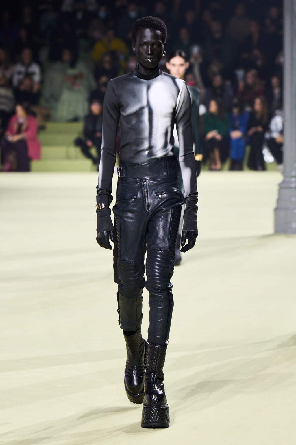 Fashion Week Paris Fall/Winter 2022 look 99 from the Balmain collection womenswear