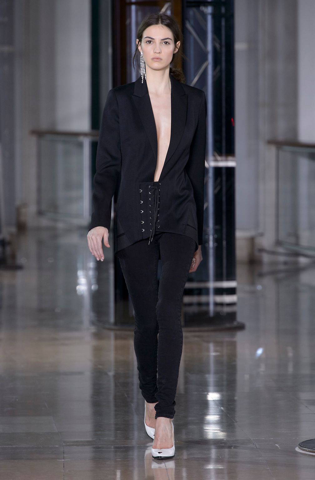 Fashion Week Paris Fall/Winter 2016 look 1 from the Anthony Vaccarello collection 女装