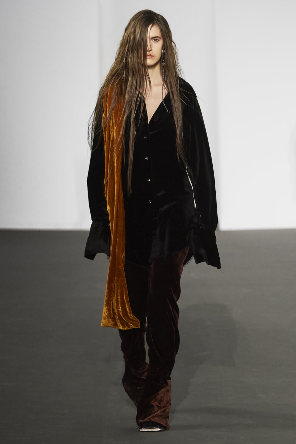 Fashion Week Paris Fall/Winter 2020 look 6 from the Acne Studios collection womenswear
