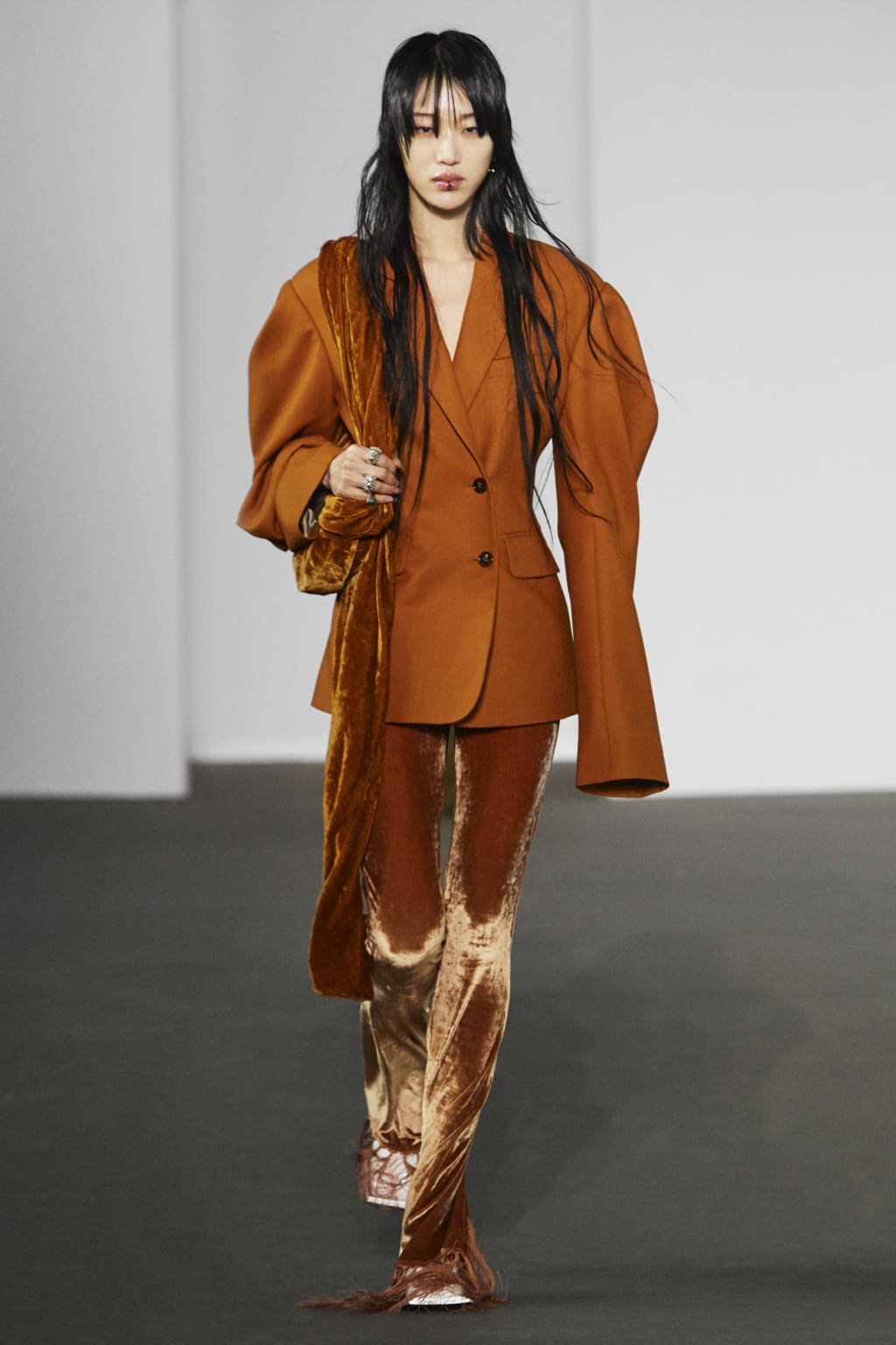 Fashion Week Paris Fall/Winter 2020 look 9 de la collection Acne Studios womenswear