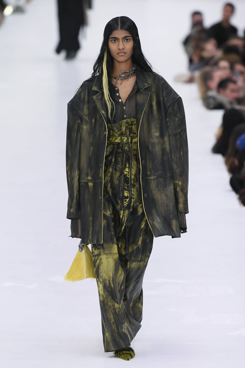 Fashion Week Paris Fall/Winter 2022 look 15 from the Acne Studios collection womenswear