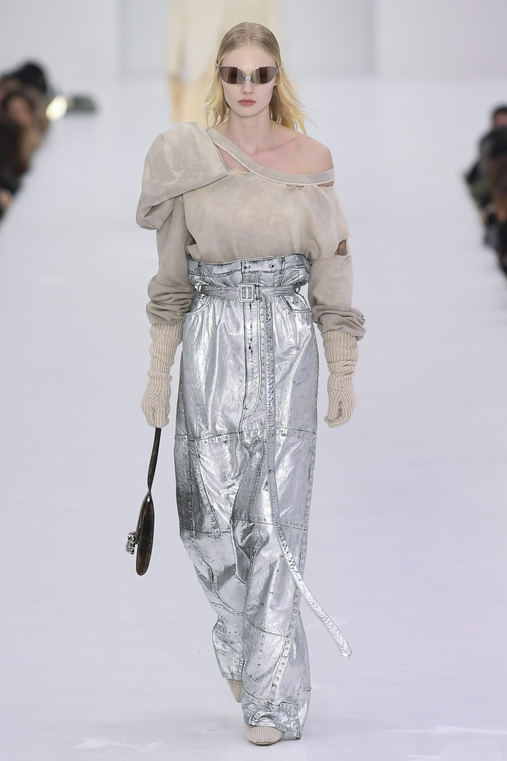 Fashion Week Paris Fall/Winter 2022 look 18 from the Acne Studios collection womenswear