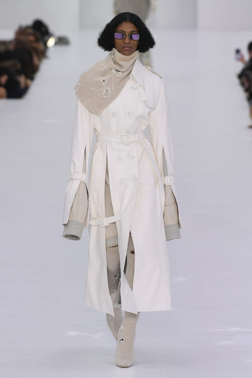 Fashion Week Paris Fall/Winter 2022 look 27 from the Acne Studios collection womenswear