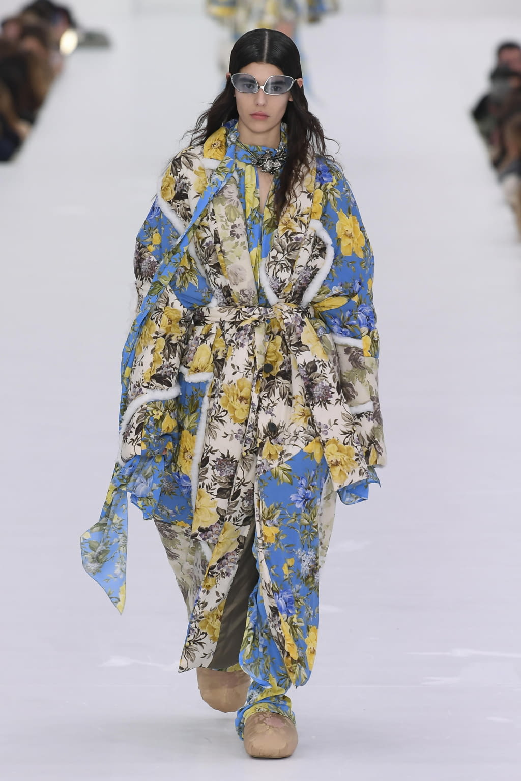 Fashion Week Paris Fall/Winter 2022 look 30 from the Acne Studios collection womenswear