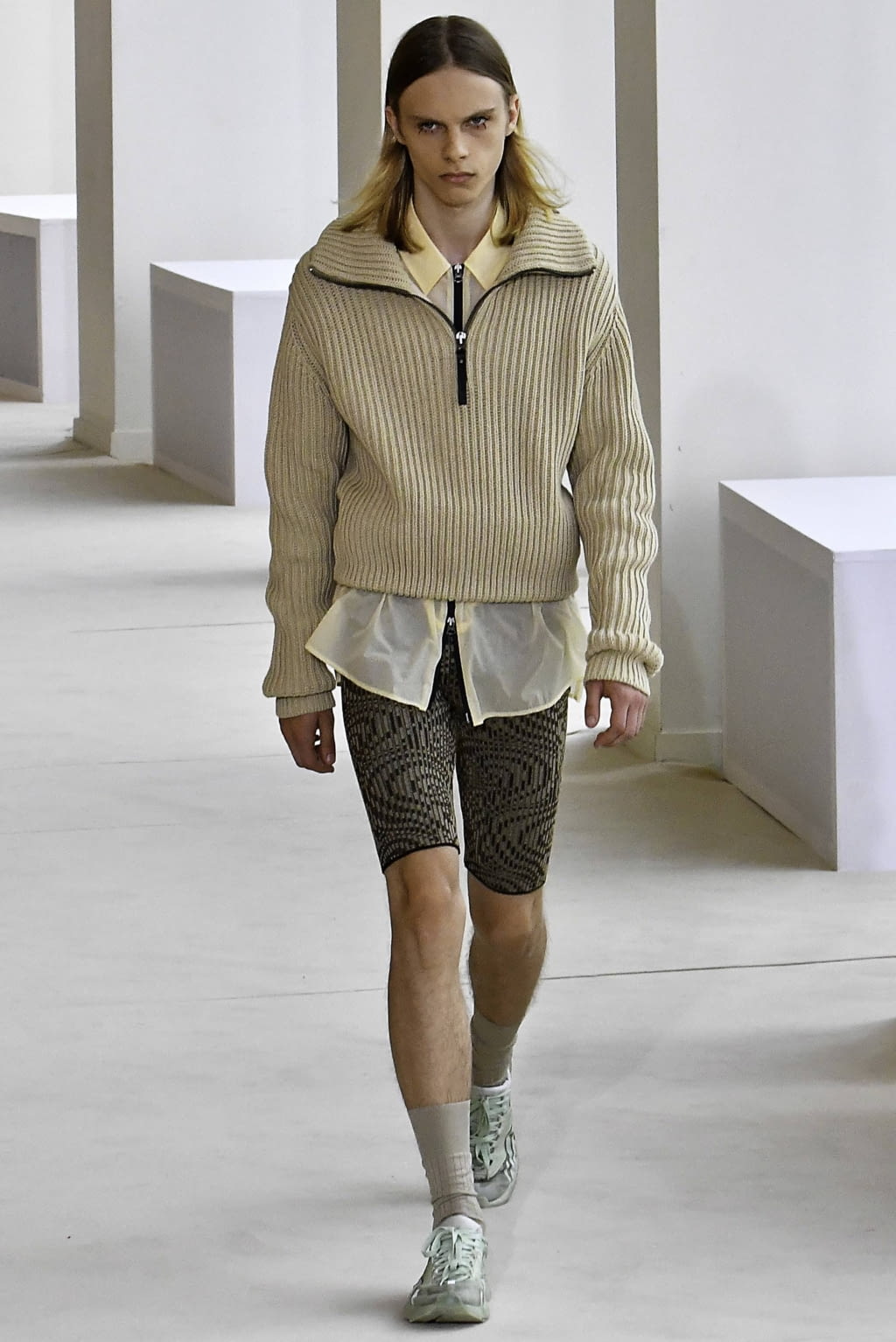 Fashion Week Paris Spring/Summer 2020 look 2 from the Acne Studios collection 男装