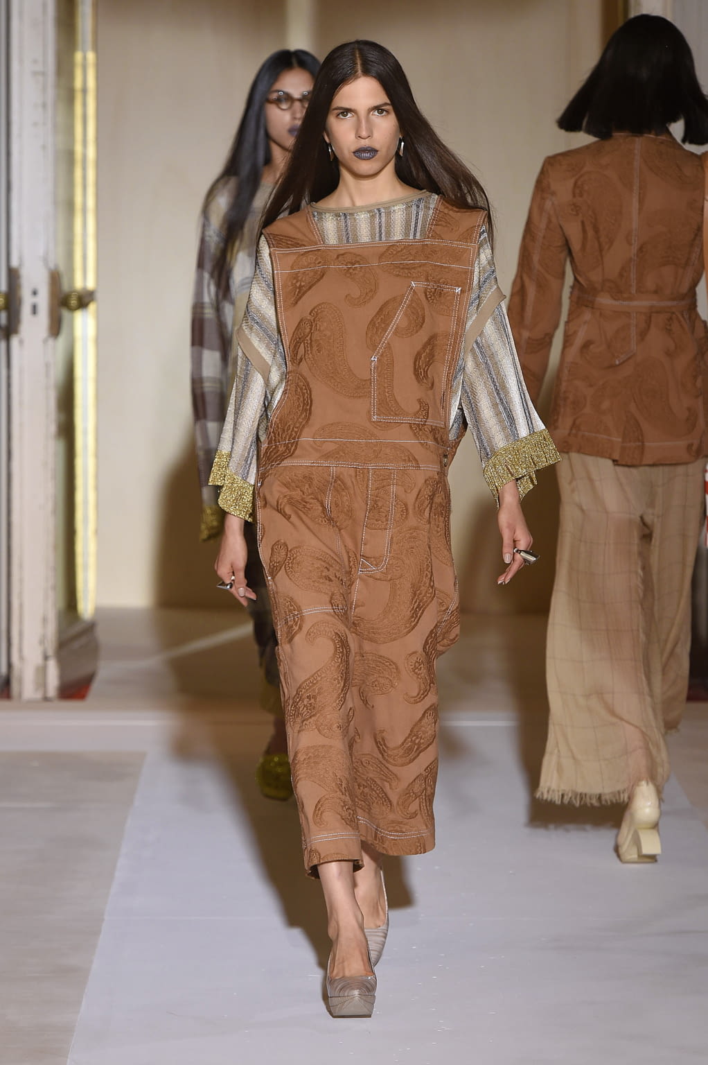 Fashion Week Paris Spring/Summer 2017 look 15 from the Acne Studios collection womenswear