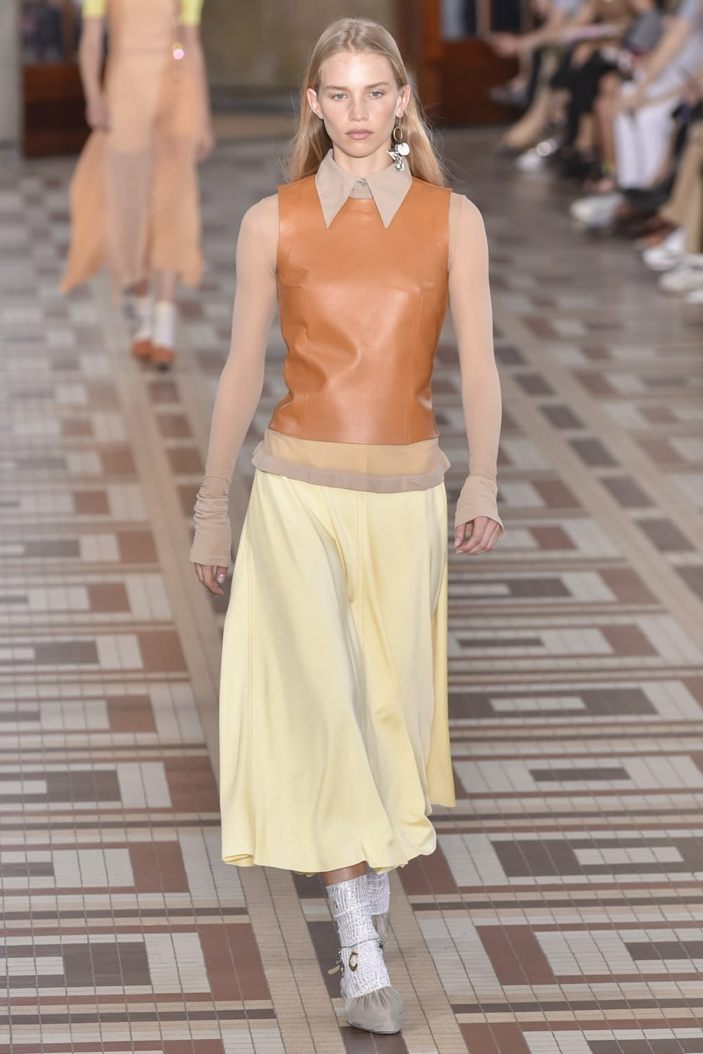 Fashion Week Paris Spring/Summer 2019 look 1 from the Acne Studios collection womenswear