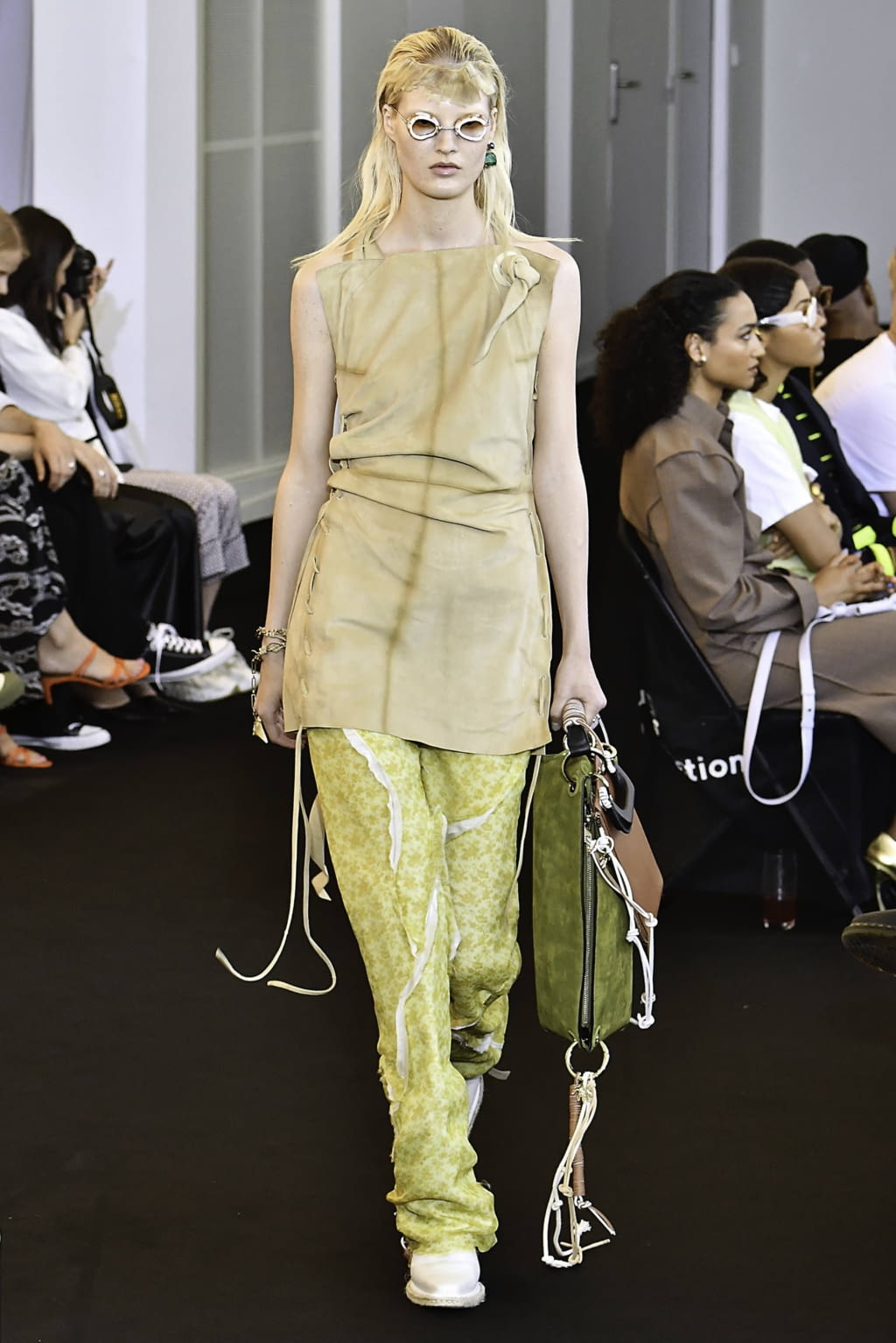Fashion Week Paris Spring/Summer 2020 look 15 from the Acne Studios collection 女装