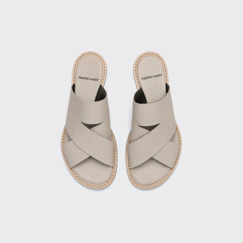 Fashion Week Paris Spring/Summer 2025 look 18 from the Pierre Hardy collection 女装配饰