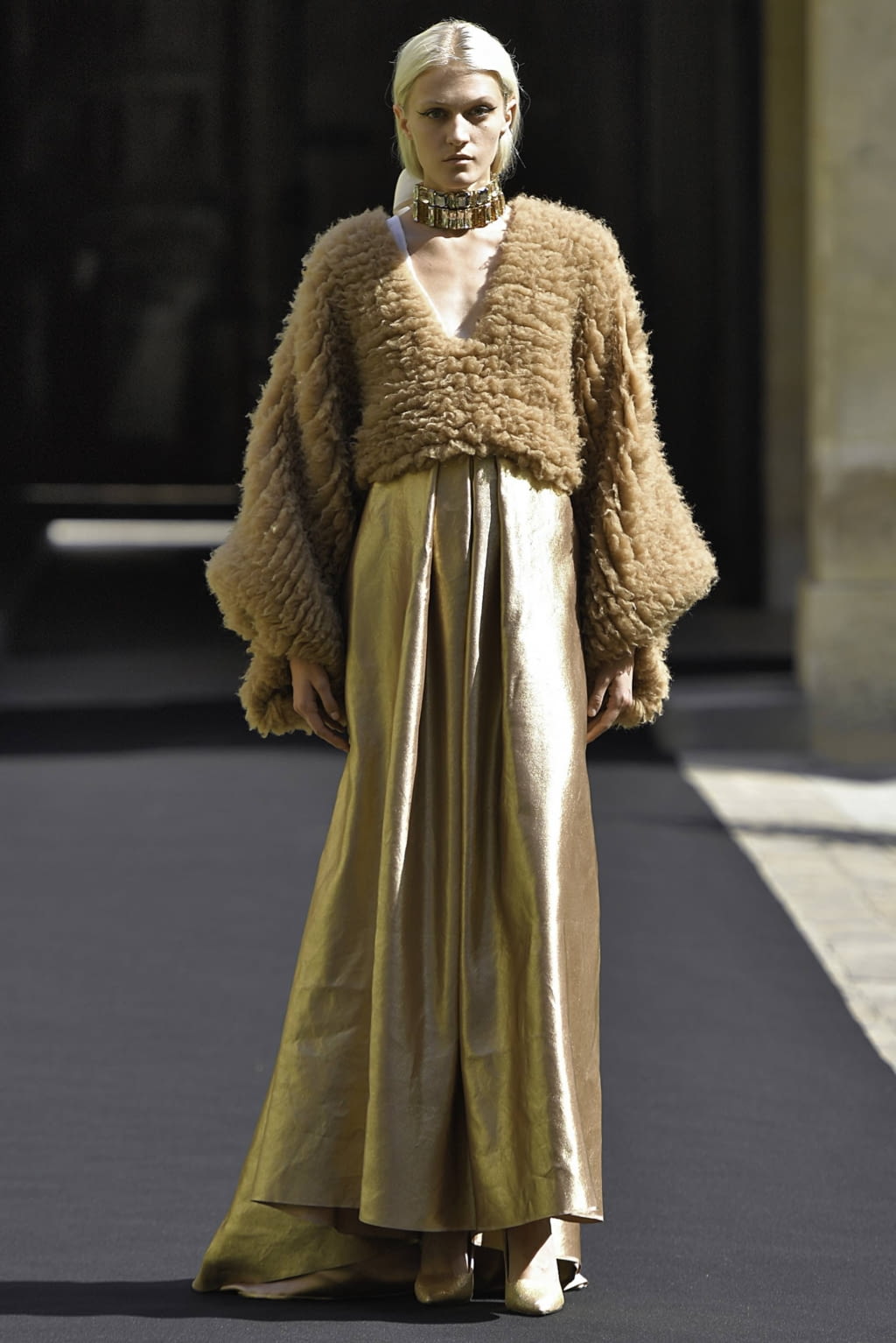 Fashion Week Paris Fall/Winter 2019 look 2 from the Aelis collection 高级定制