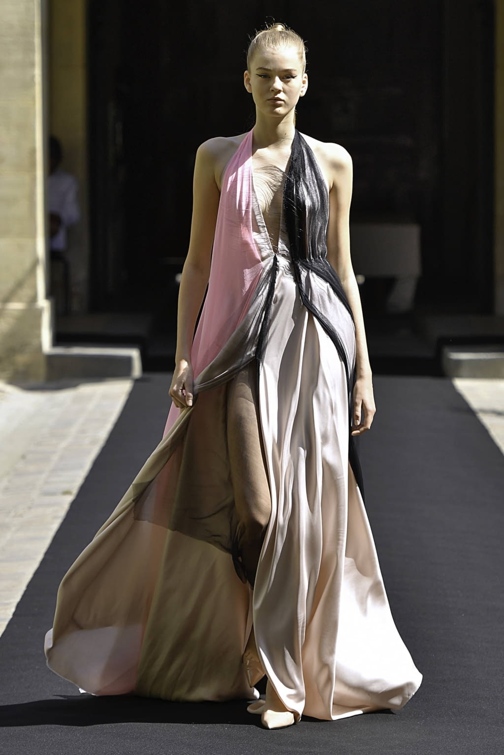 Fashion Week Paris Fall/Winter 2019 look 18 from the Aelis collection couture