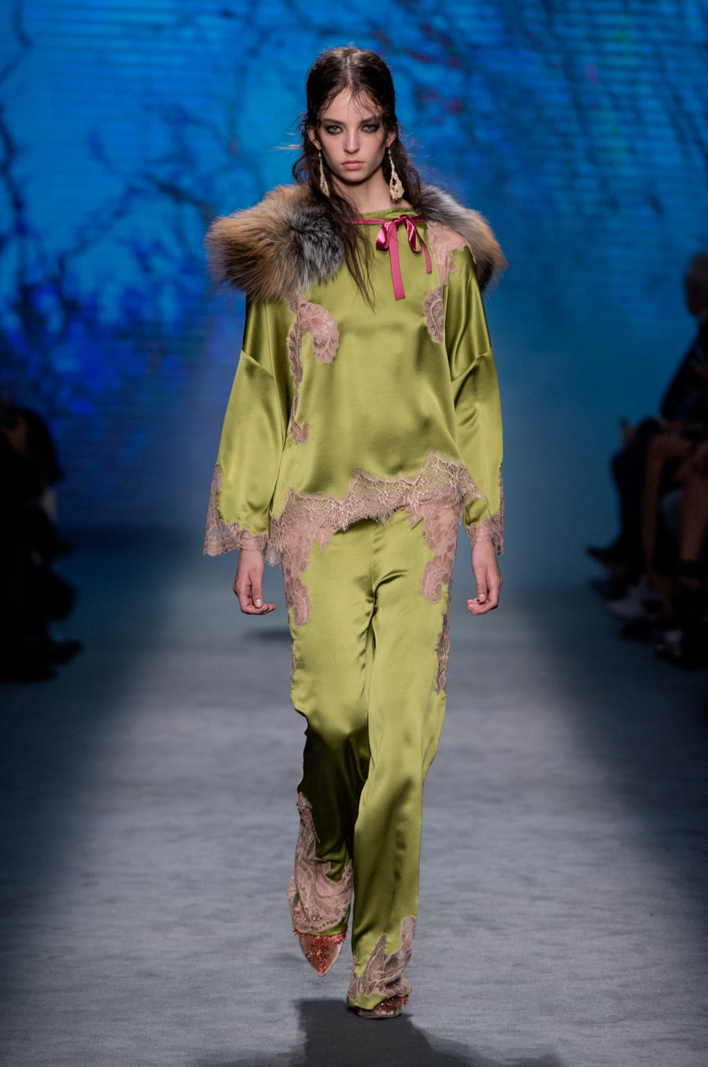 Fashion Week Milan Fall/Winter 2016 look 1 from the Alberta Ferretti collection 女装