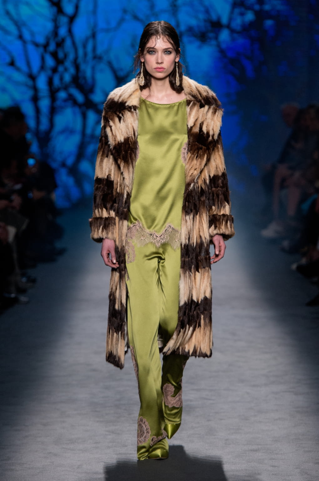 Fashion Week Milan Fall/Winter 2016 look 2 from the Alberta Ferretti collection womenswear