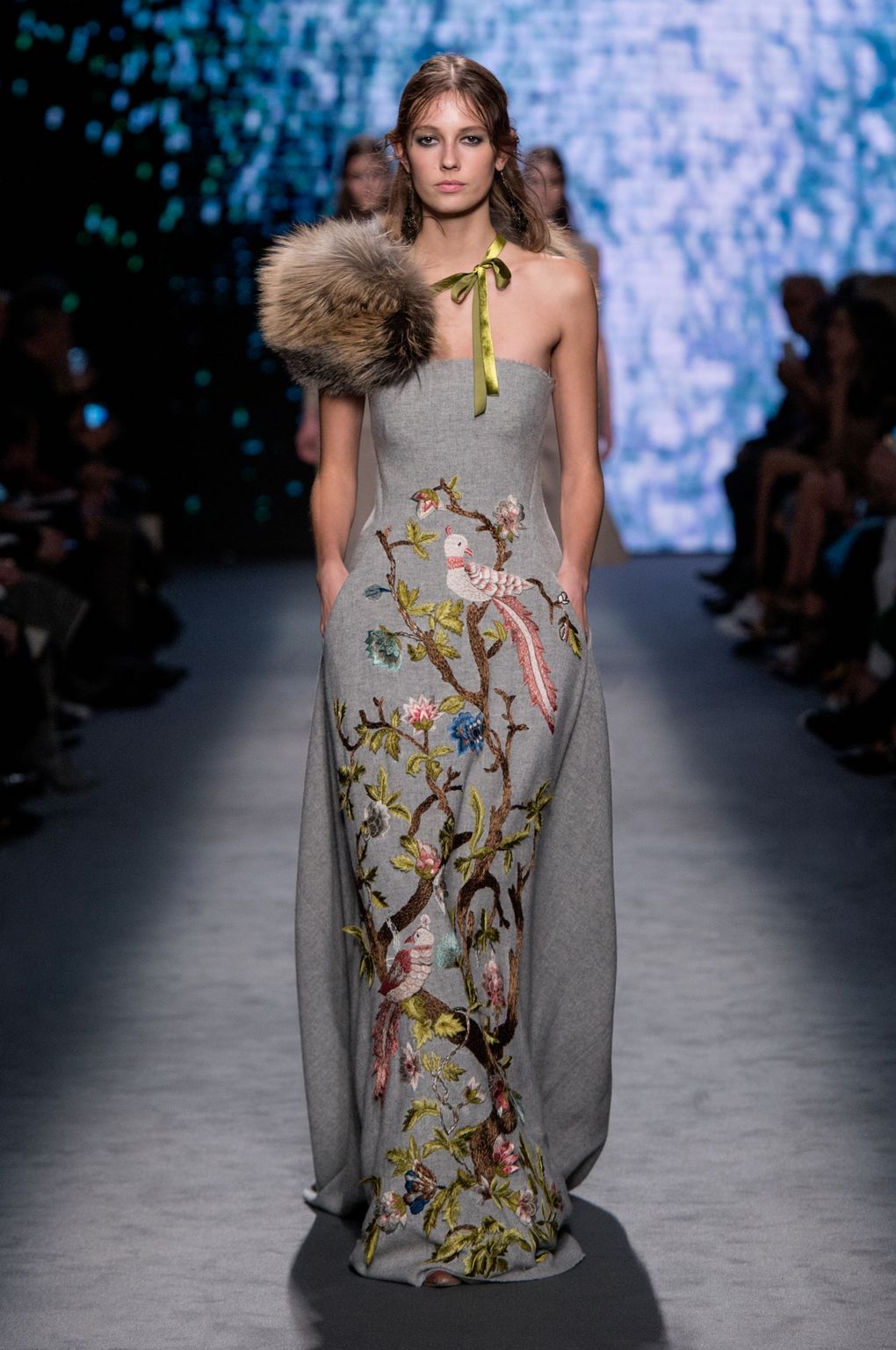 Fashion Week Milan Fall/Winter 2016 look 25 from the Alberta Ferretti collection womenswear
