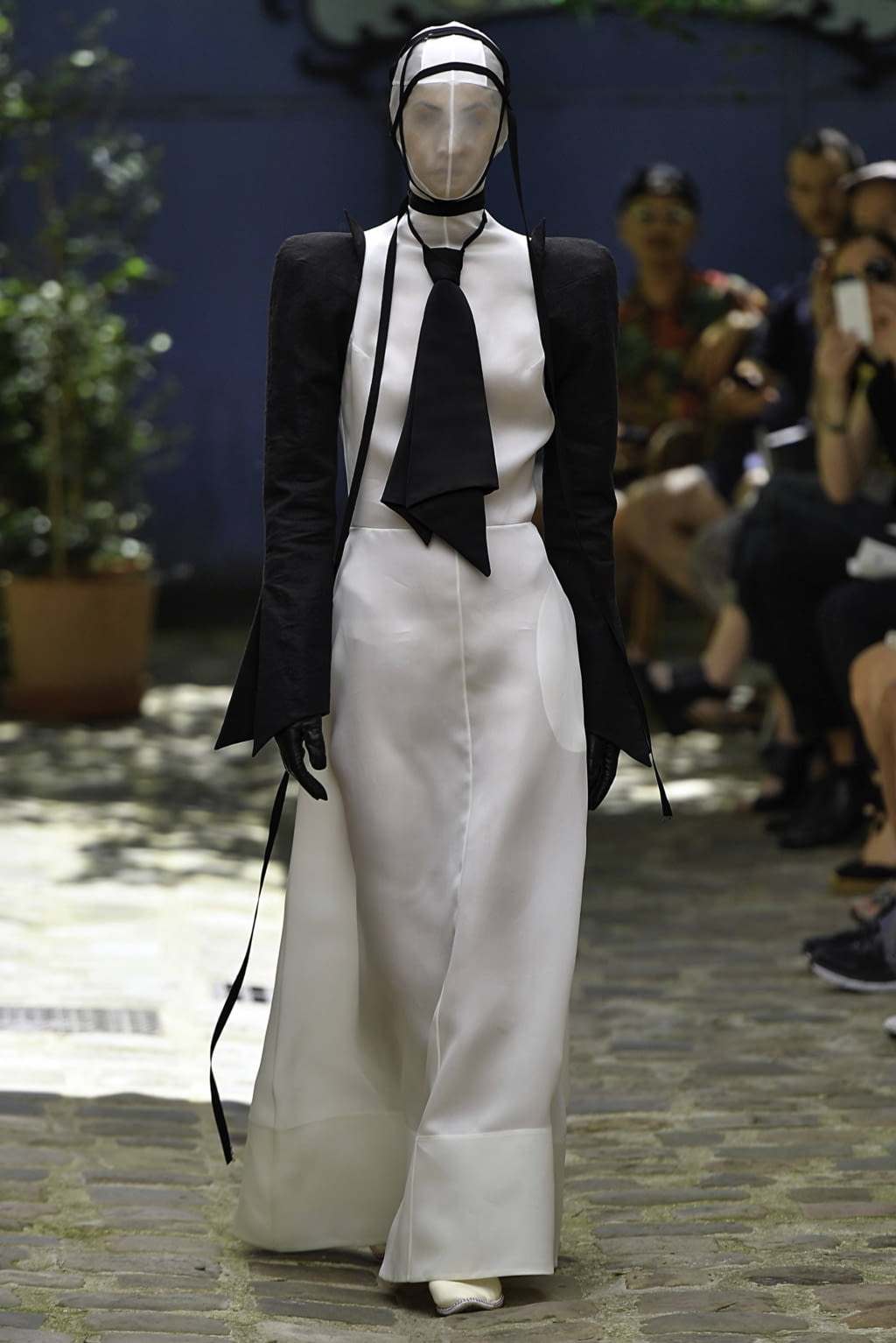 Fashion Week Paris Fall/Winter 2019 look 1 from the Aganovich collection 高级定制