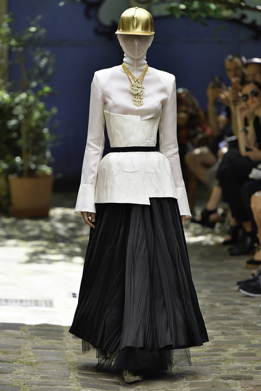 Fashion Week Paris Fall/Winter 2019 look 5 from the Aganovich collection couture