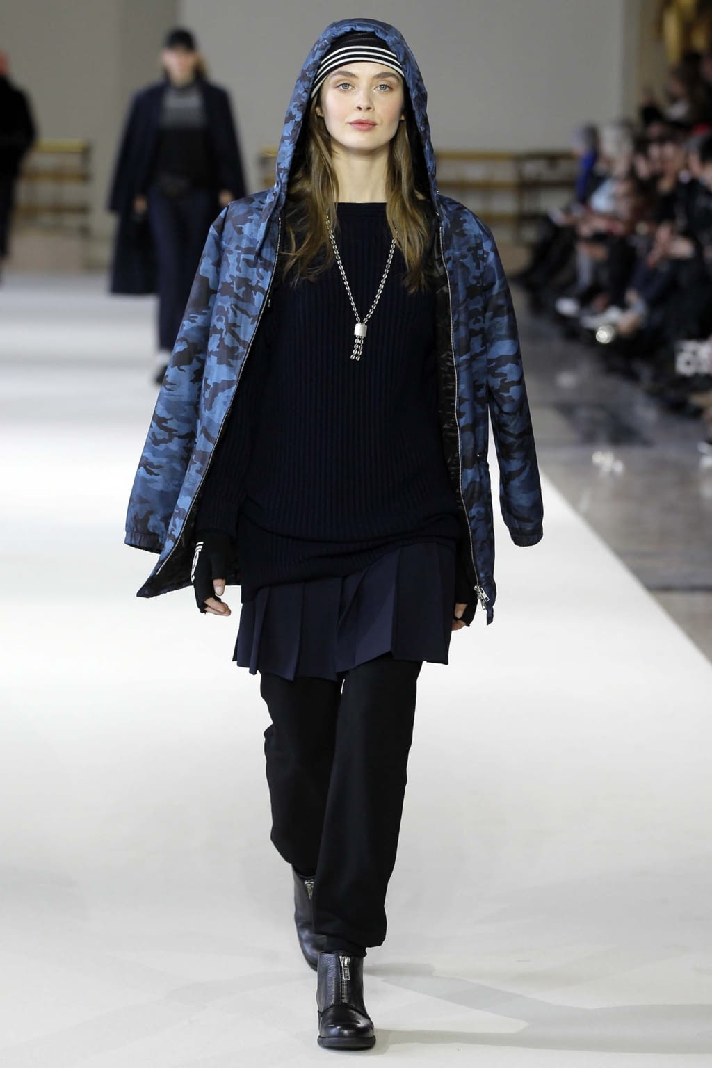 Fashion Week Paris Fall/Winter 2018 look 13 from the Agnès B collection womenswear