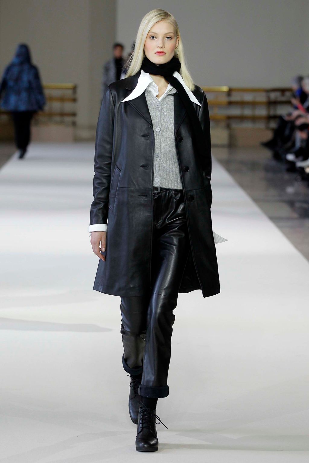 Fashion Week Paris Fall/Winter 2018 look 15 from the Agnès B collection 女装