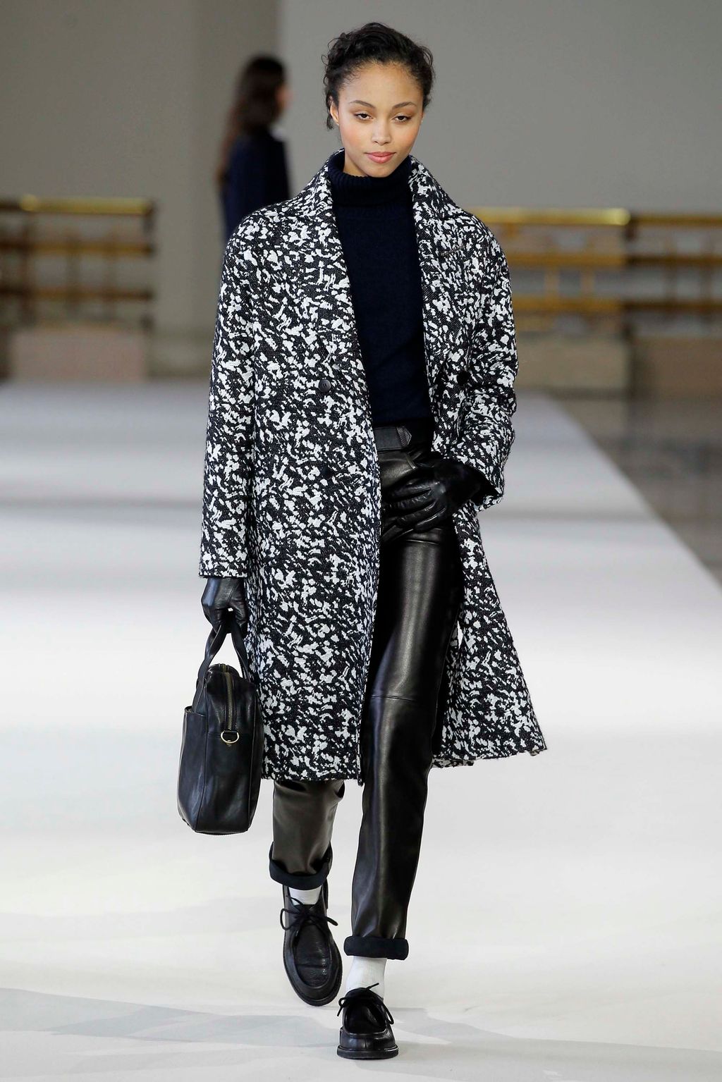 Fashion Week Paris Fall/Winter 2018 look 17 from the Agnès B collection womenswear