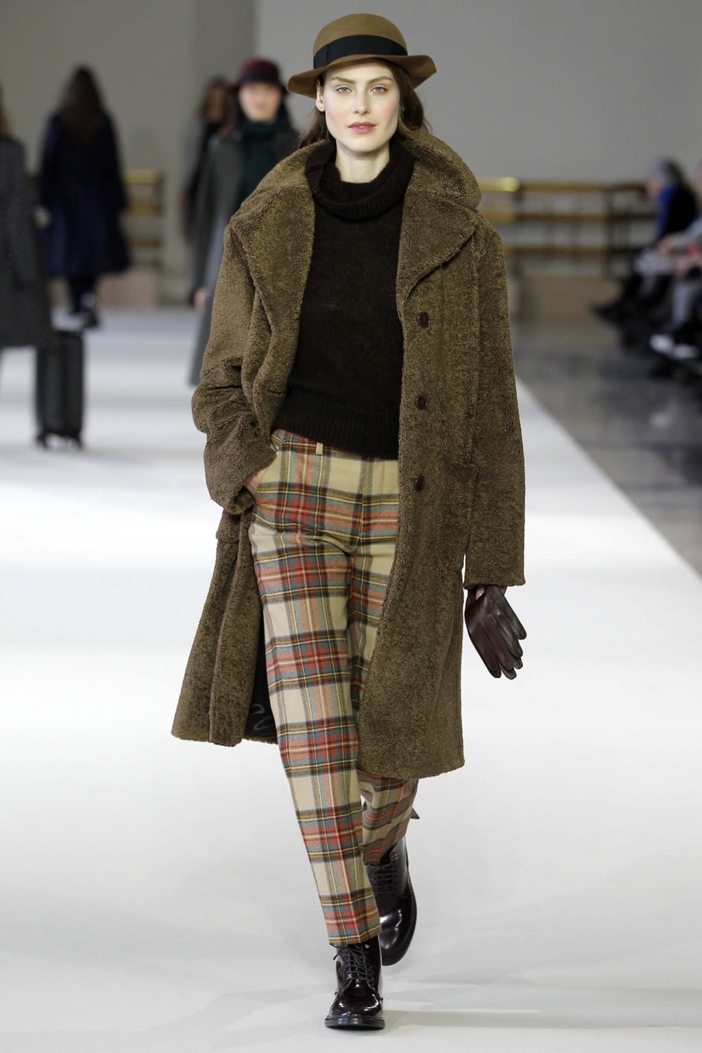 Fashion Week Paris Fall/Winter 2018 look 20 de la collection Agnès B womenswear