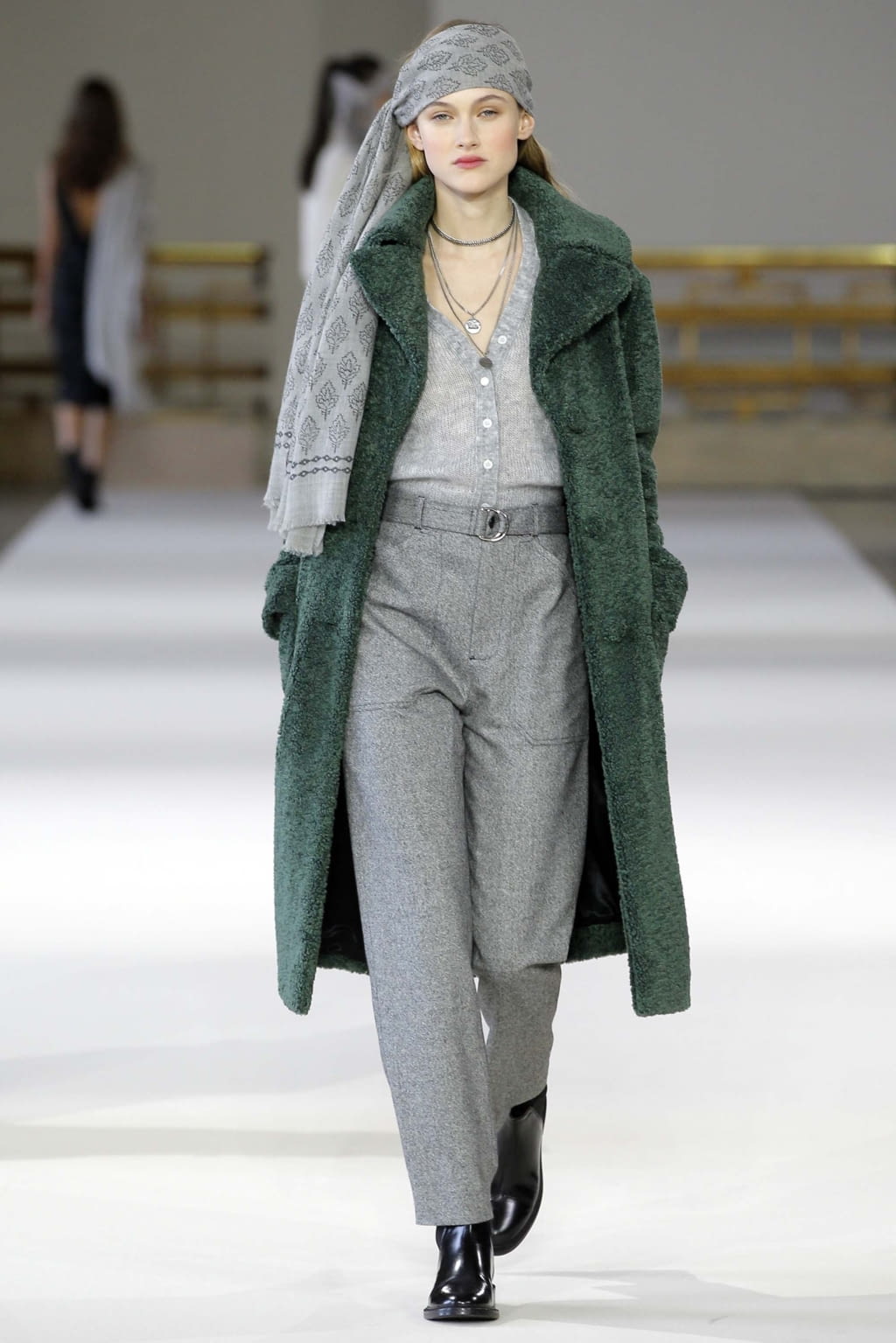 Fashion Week Paris Fall/Winter 2018 look 24 from the Agnès B collection 女装