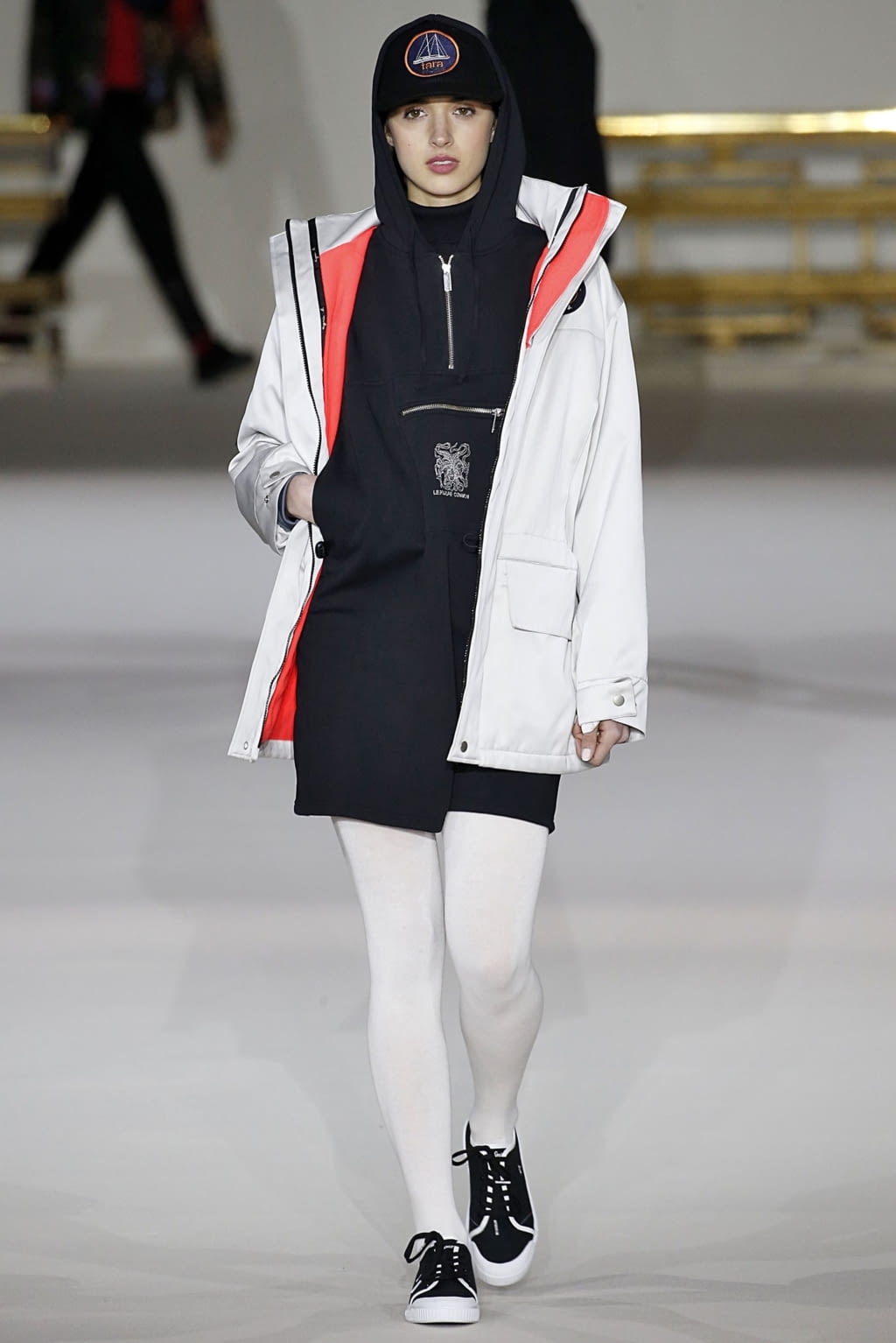Fashion Week Paris Fall/Winter 2019 look 35 from the Agnès B collection 女装